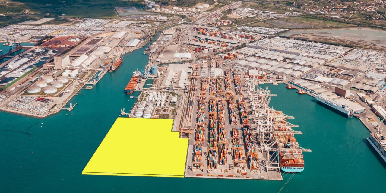 Porto di Capodistria, firmato contratto per ampliamento terminal container<h2 class='anw-subtitle'>Inizio lavori nei primi mesi del 2025 con interventi di palificazione e dragaggio dei fondali</h2>