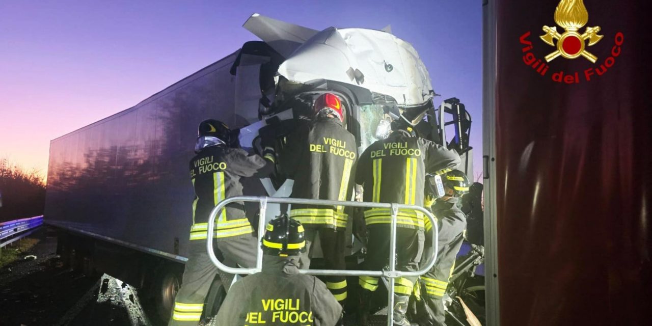 Incidente in A4 tra mezzi pesanti: morti due camionisti<h2 class='anw-subtitle'>L'impatto è avvenuto mentre si stava risolvendo un precedente sinistro tra due furgoni nel tratto San Stino-Portogruaro</h2>