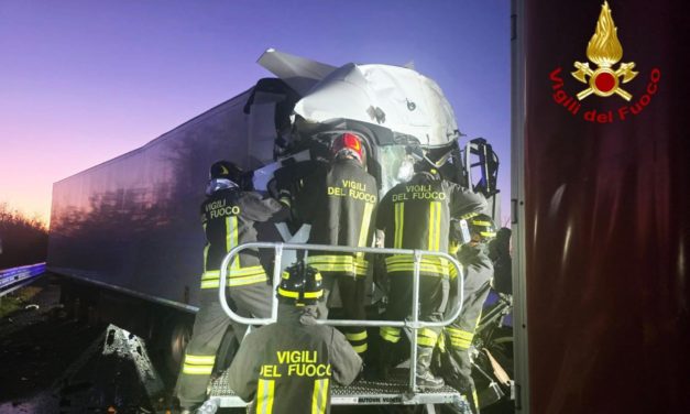 Incidente in A4 tra mezzi pesanti: morti due camionisti<h2 class='anw-subtitle'>L'impatto è avvenuto mentre si stava risolvendo un precedente sinistro tra due furgoni nel tratto San Stino-Portogruaro</h2>
