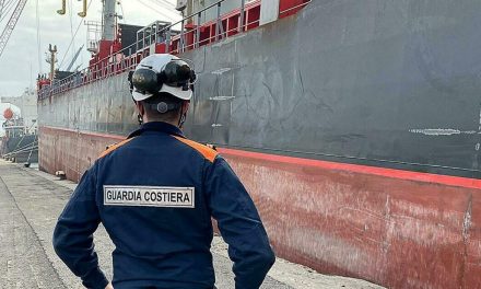 Sversamento in mare a Porto Marghera, interviene Guardia costiera<h2 class='anw-subtitle'>Il recupero del fuel oil dopo l'inquinamento di venerdì da parte di una nave in fase di rifornimento</h2>