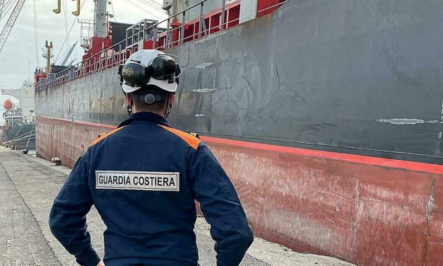 Sversamento in mare a Porto Marghera, interviene Guardia costiera<h2 class='anw-subtitle'>Il recupero del fuel oil dopo l'inquinamento di venerdì da parte di una nave in fase di rifornimento</h2>