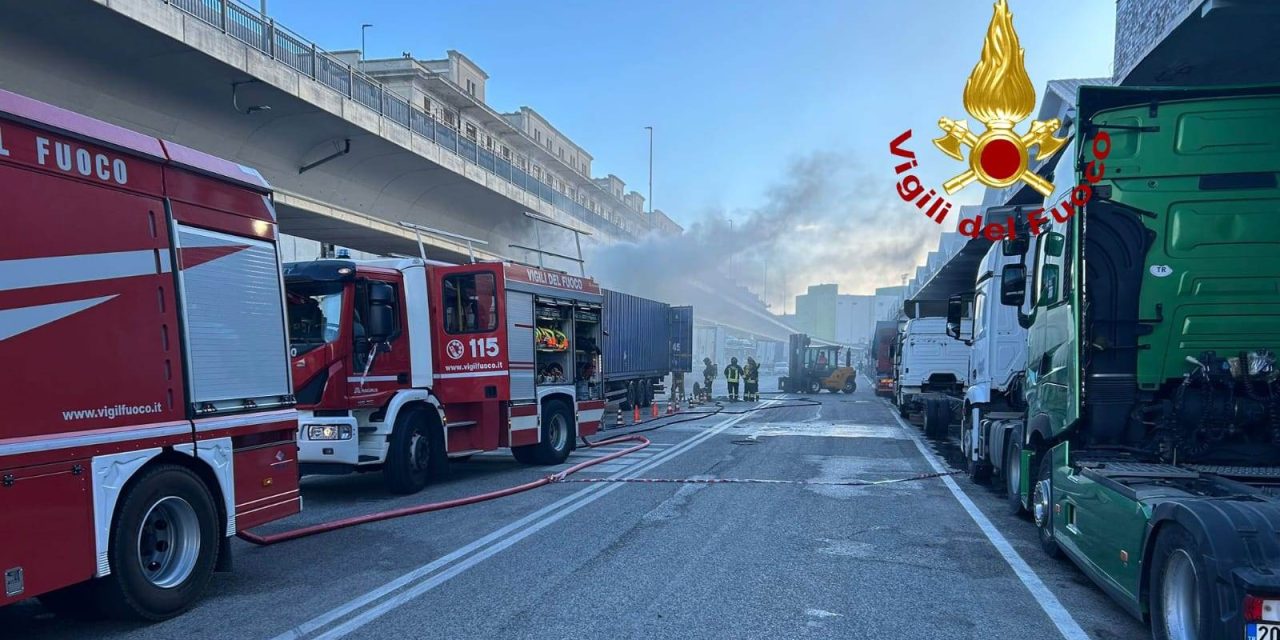 Camion incendiato al porto di Trieste<h2 class='anw-subtitle'>Non sono state coinvolte persone, operazioni di spegnimento concluse in mattinata</h2>
