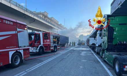 Camion incendiato al porto di Trieste<h2 class='anw-subtitle'>Non sono state coinvolte persone, operazioni di spegnimento concluse in mattinata</h2>