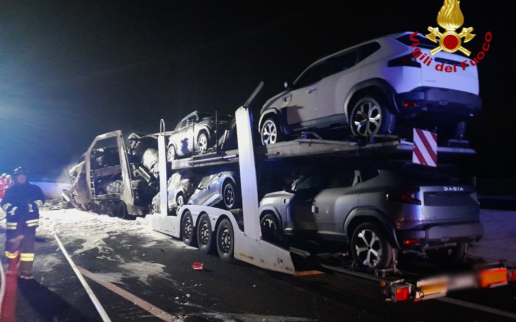 Un morto sulla A4: ancora un tamponamento tra mezzi pesanti<h2 class='anw-subtitle'>Bisarca in fiamme e autostrada chiusa tra Latisana e Portogruaro in direzione Venezia</h2>