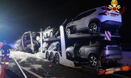Un morto sulla A4: ancora un tamponamento tra mezzi pesanti<h2 class='anw-subtitle'>Bisarca in fiamme e autostrada chiusa tra Latisana e Portogruaro in direzione Venezia</h2>
