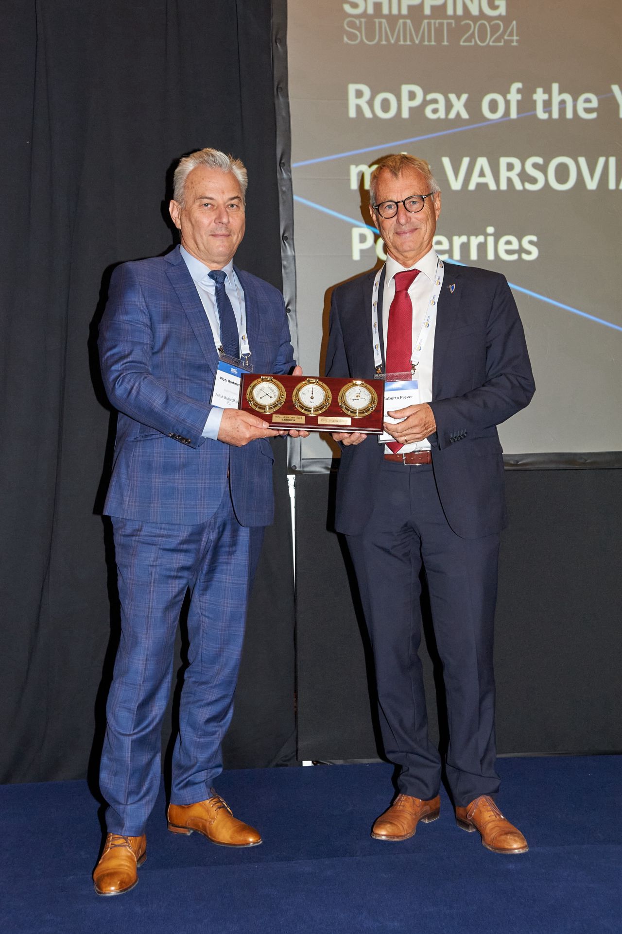 A destra Roberto Prever, presidente di Naos Design, mentre riceve il premio ad Atene.