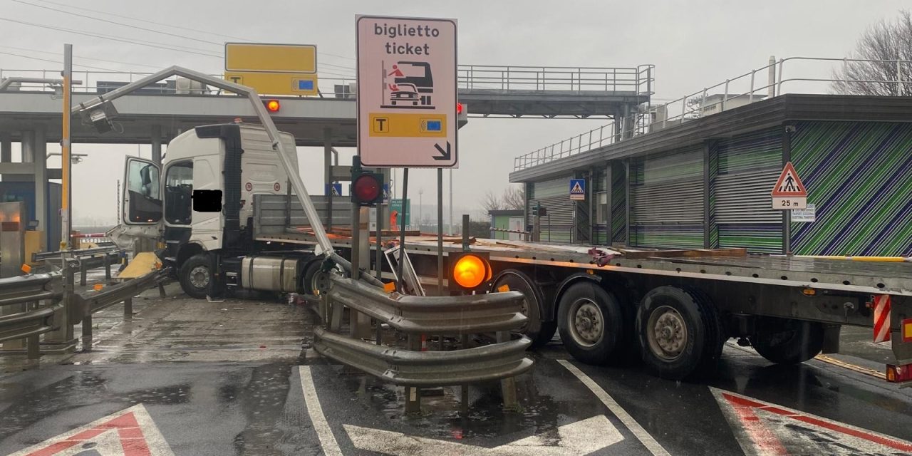 Autostrada A4, Tir contro casello<h2 class='anw-subtitle'>Chiusa uscita a San Giorgio di Nogaro dopo l'incidente di stamattina</h2>