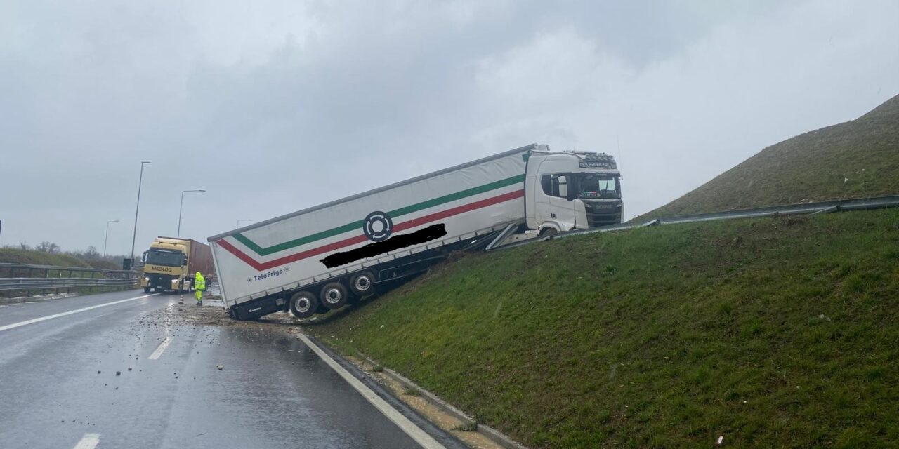 Incidente sulla A23, coinvolto autoarticolato<h2 class='anw-subtitle'>Senza feriti e coinvolgimento di altri mezzi l'uscita di strada all'altezza del nodo di Palmanova</h2>