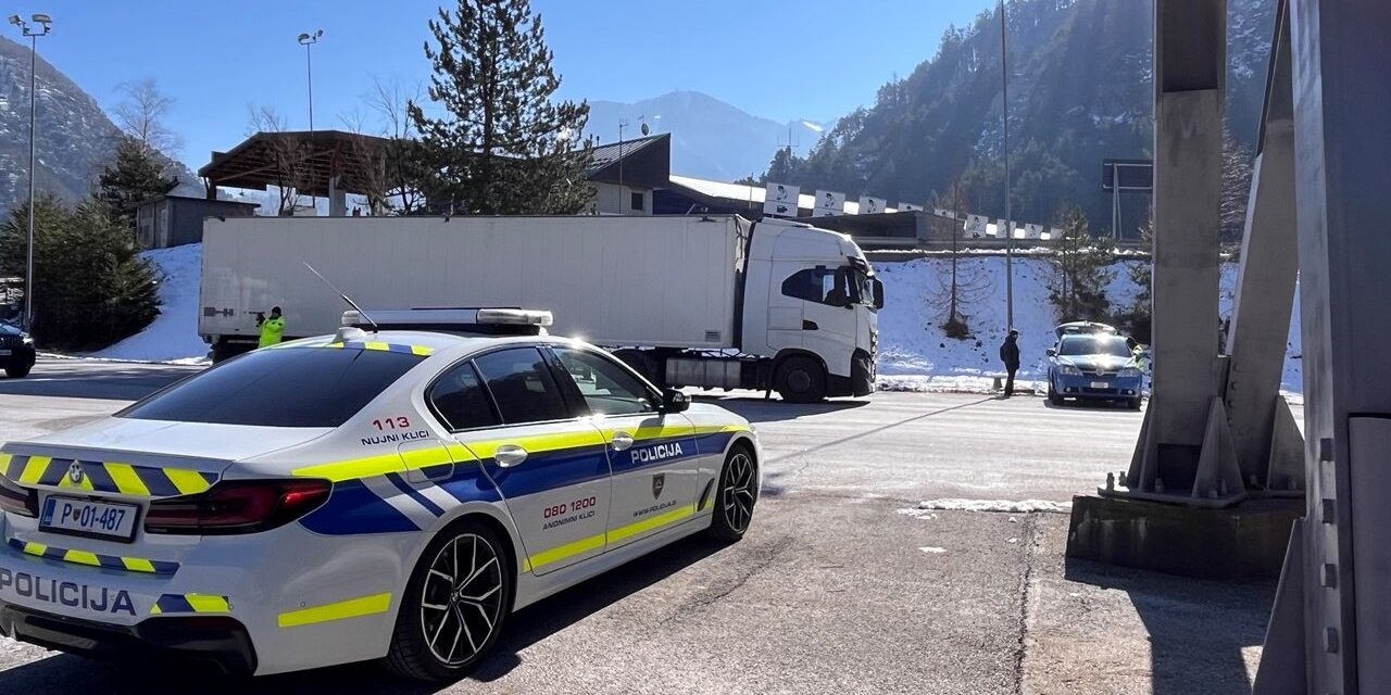 Controlli congiunti sulla A23: Polizia stradale verifica trasporto merci<h2 class='anw-subtitle'>L'azione con delegazioni di colleghi provenienti da Austria, Slovenia e Croazia</h2>