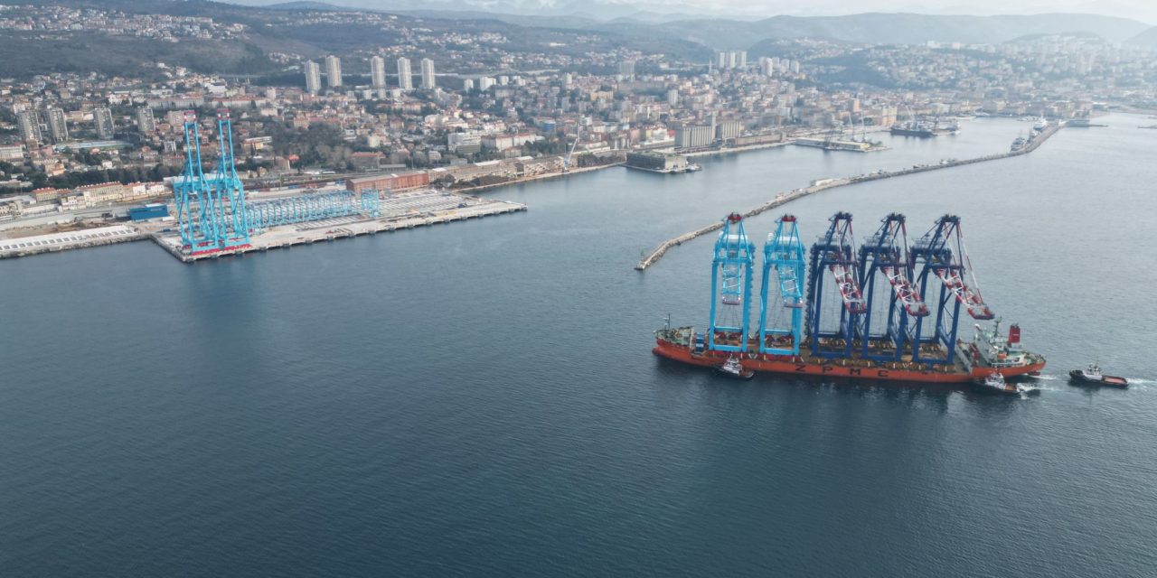 Al porto di Fiume le ultime due gru per il terminal container<h2 class='anw-subtitle'>Arrivate oggi al Rijeka Gateway di A.P. Moeller Maersk le ulitme due STS imbarcate a Shanghai</h2>