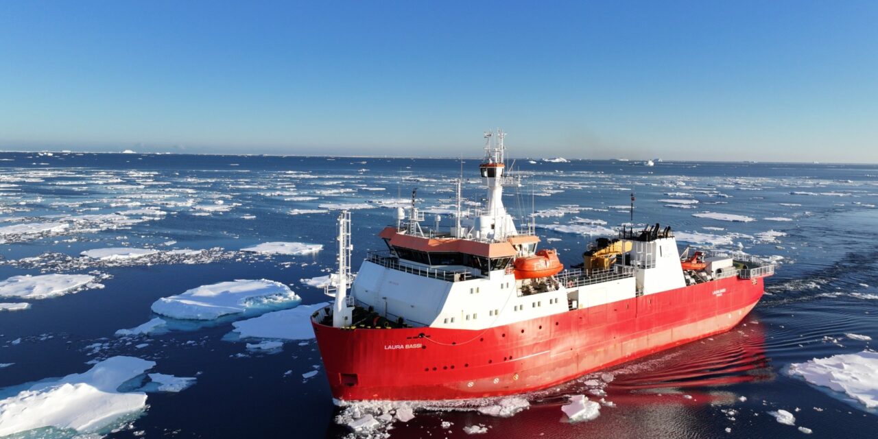 La nave Laura Bassi conclude la missione di ricerca in Antartide<h2 class='anw-subtitle'>Previsto il rientro in Italia dopo oltre due mesi di attività nel Mare di Ross per la 40° spedizione scientifica del PNRA</h2>