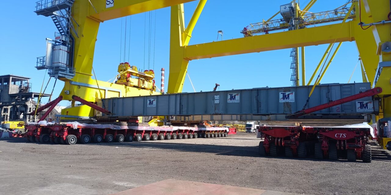 Porto di Trieste, in arrivo le nuove gru per il Molo VII<h2 class='anw-subtitle'>Imbarcata a Porto Marghera la prima delle due STS Liebherr Maritime realizzate in Irlanda</h2>