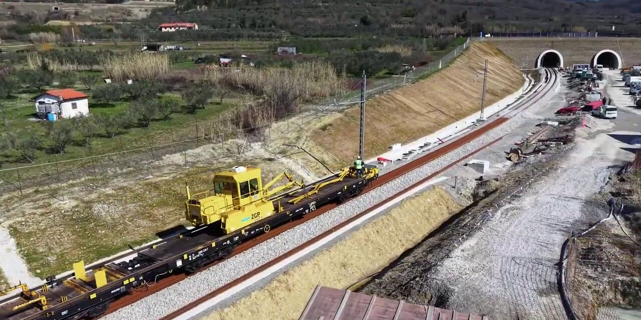 Ferrovia Capodistria-Divaccia: primo treno in galleria (video)<h2 class='anw-subtitle'>Dalla scorsa estate si sta lavorando alla posa in opera del materiale tecnico per binari e tecnologie di supporto</h2>