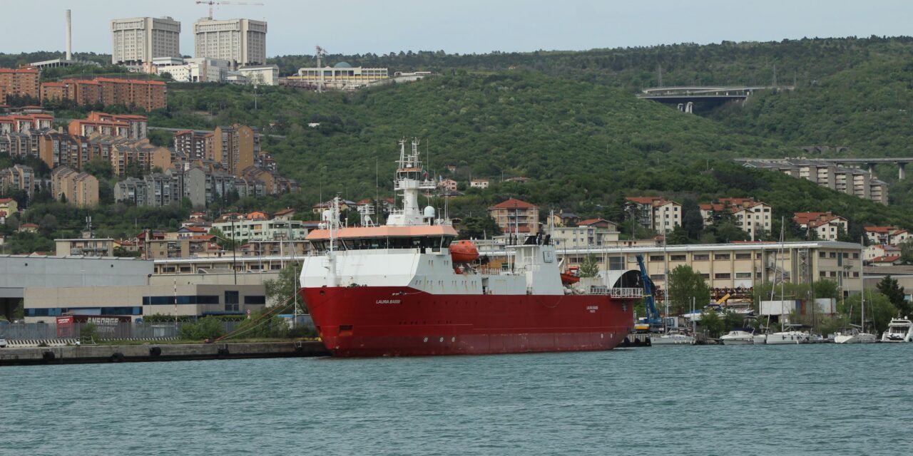 Research vessel Laura Bassi returns to Trieste<h2 class='anw-subtitle'>After completing her latest Antarctic mission, two ice cores have been unloaded—set to reveal climate data dating back over 1.2 million years</h2>