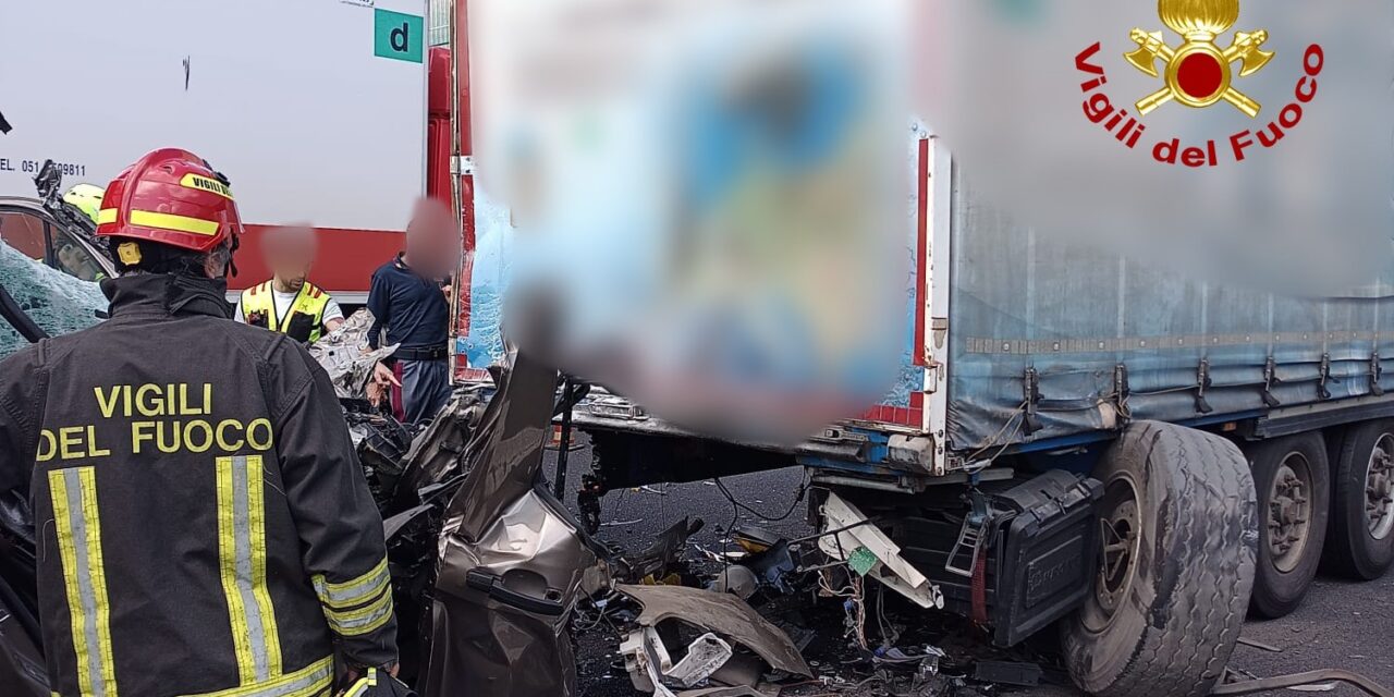 Van crashes into truck: another fatality on A4<h2 class='anw-subtitle'>Accident near A57 junction heading toward Trieste. Air ambulance called to the scene</h2>