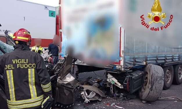 Furgone contro camion: ancora un morto in A4
