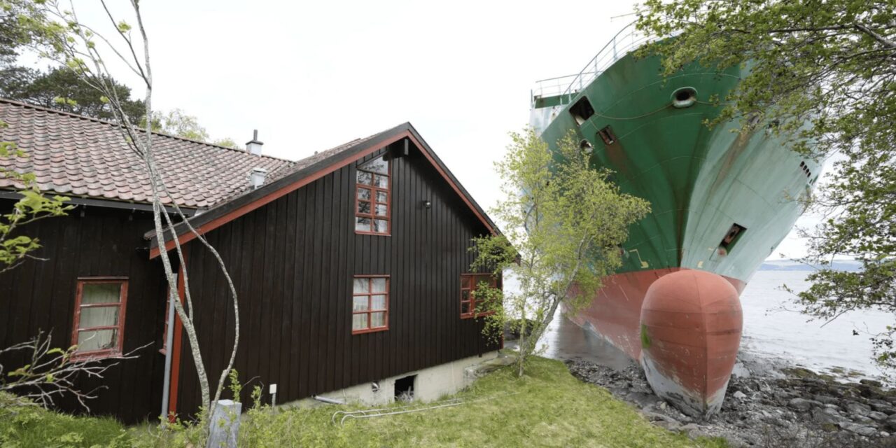 Portacontainer nel giardino di casa in Norvegia<h2 class='anw-subtitle'>L'incidente è successo giovedì nel fiordo di Trondheim. Secondo ufficiale accusato di “navigazione negligente”</h2>