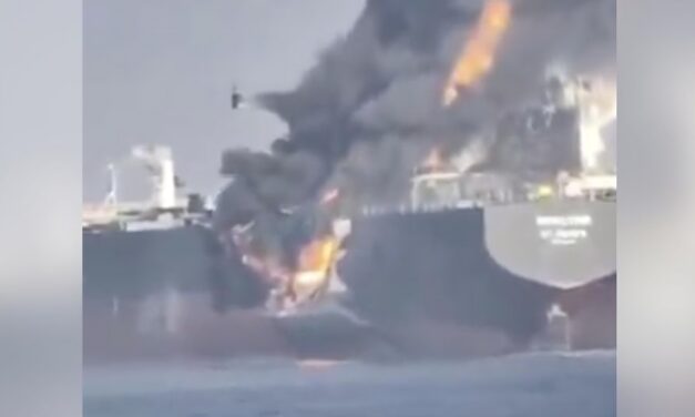 Due petroliere in fiamme nei pressi dello Stretto di Hormuz
