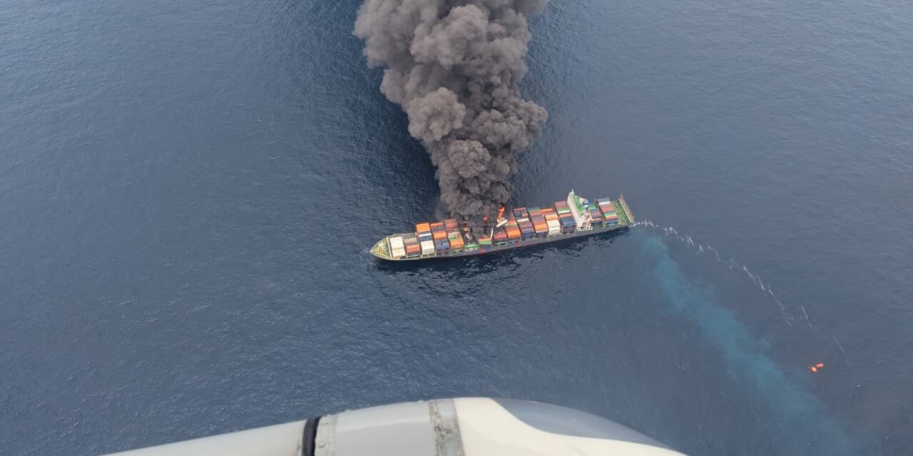 Incendio su portacontainer: rischio danno ambientale<h2 class='anw-subtitle'>Quattro dispersi tra l'equipaggio, al largo delle coste del Kerala (India) dopo un'esplosione</h2>