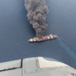 Incendio su portacontainer: rischio danno ambientale