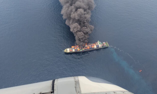 Incendio su portacontainer: rischio danno ambientale
