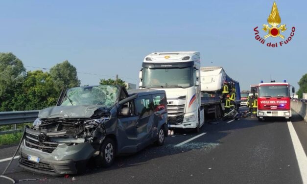 Incidente in A4: due feriti, coinvolti tre camion e un furgone