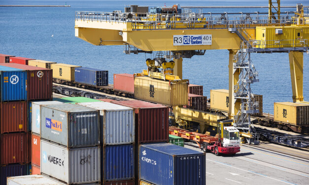 Porto di Trieste, crollano i container