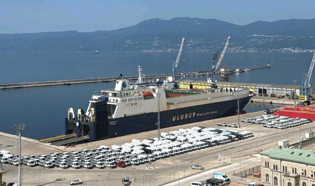 Porto di Fiume, tornano dopo 20 anni le navi Ro-Ro<h2 class='anw-subtitle'>Avviato un traffico di automobili, l'Authority tratta con Stellantis per implementarlo</h2>