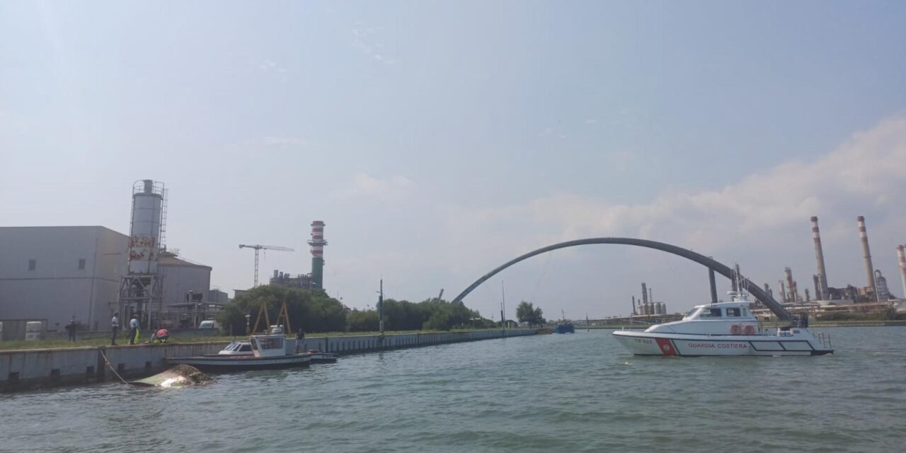Affonda cisterna a Porto Marghera: rischio inquinamento e navigazione bloccata<h2 class='anw-subtitle'>La Guardia Costiera interviene d’urgenza per contenere la fuoriuscita di sostanze inquinanti e mettere in sicurezza il Canale Sud</h2>