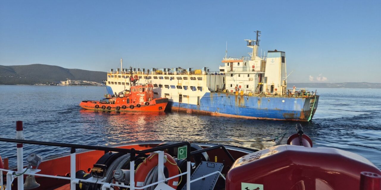 Disincagliata all’ingresso del Canal d’Arsa la portabestiame Deala<h2 class='anw-subtitle'>La nave sarà portata in un cantiere turco per la demolizione. Spese delle operazioni pagate dallo Stato croato</h2>