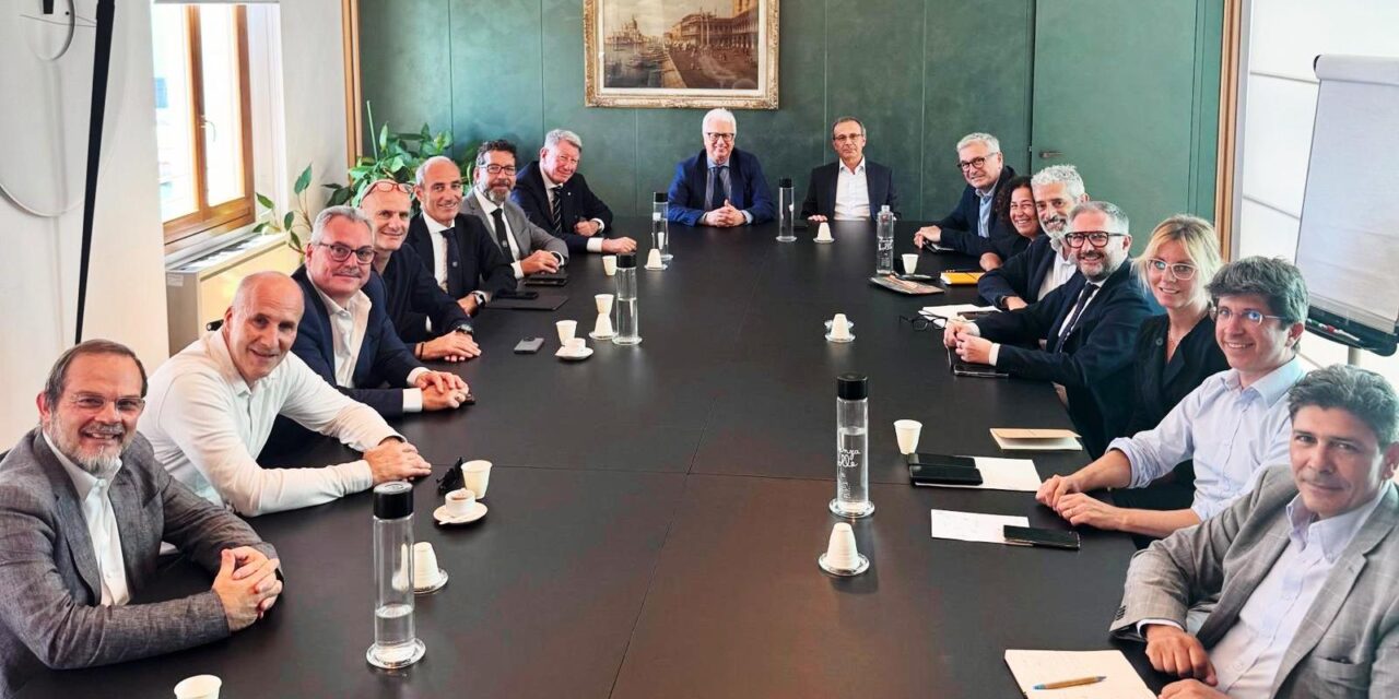 Inizia a Venezia il dialogo tra Gasparato e gli operatori portuali<h2 class='anw-subtitle'>Due ore di vertice per discutere di porto regolato, operatività h24, gestione del Mose e investimenti</h2>