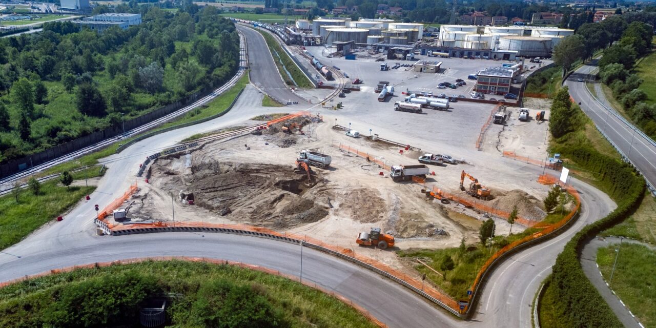 Porto Marghera, lavori in corso per migliorare accessi e viabilità<h2 class='anw-subtitle'>Il nodo stradale e ferroviario di via della Chimica sarà collaudato nel 2026. La riapertura di via dell’Elettronica è prevista entro il 2025</h2>