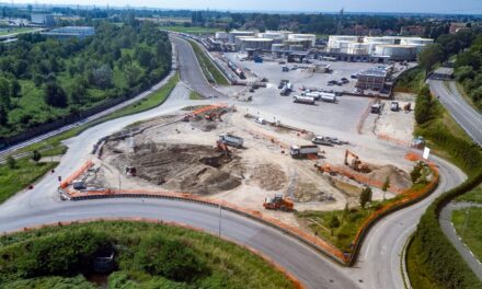Porto Marghera, lavori in corso per migliorare accessi e viabilità<h2 class='anw-subtitle'>Il nodo stradale e ferroviario di via della Chimica sarà collaudato nel 2026. La riapertura di via dell’Elettronica è prevista entro il 2025</h2>