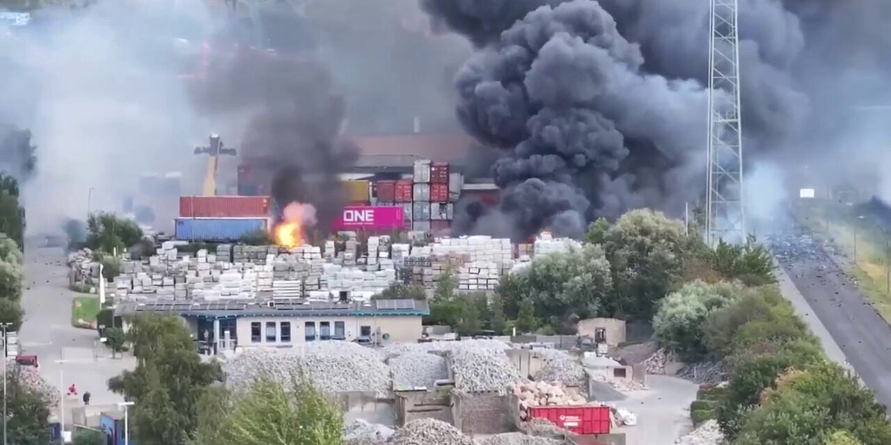 Amburgo, esplosione nei pressi del porto<h2 class='anw-subtitle'>Sei persone ferite e Vigili del fuoco ancora impegnati a spegnere gli ultimi focolai</h2>