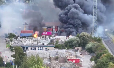 Amburgo, esplosione nei pressi del porto<h2 class='anw-subtitle'>Sei persone ferite e Vigili del fuoco ancora impegnati a spegnere gli ultimi focolai</h2>