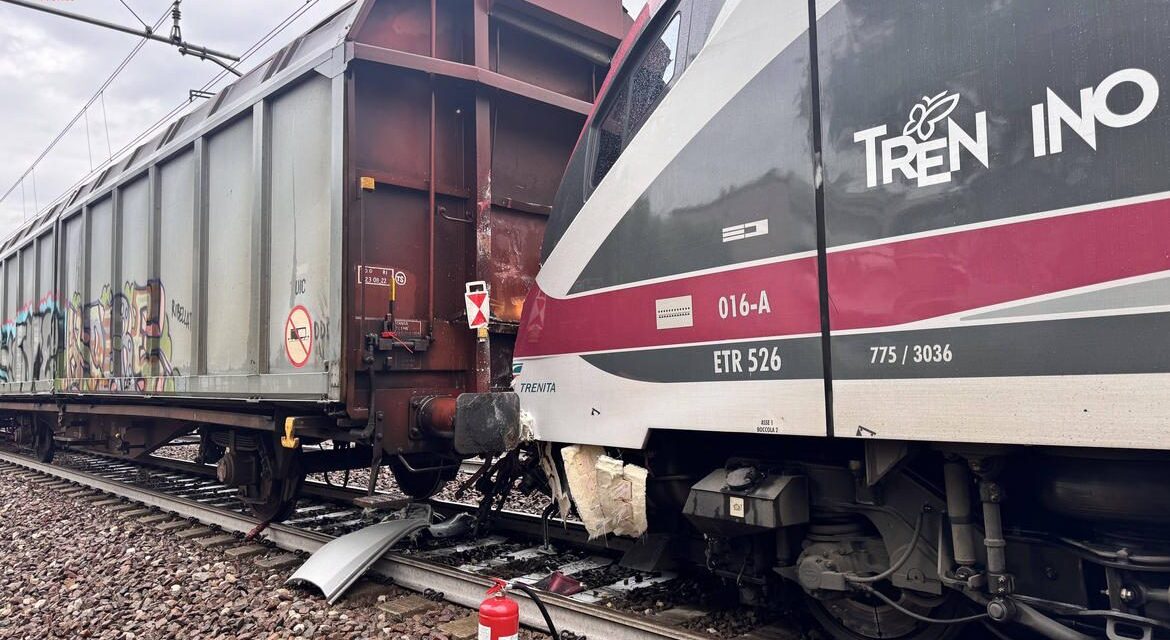 Urto fra treni sul Brennero, indagato macchinista del convoglio merci<h2 class='anw-subtitle'>Il ministero dei Trasporti ha chiesto verifiche immediate e chiarimenti sull’accaduto</h2>