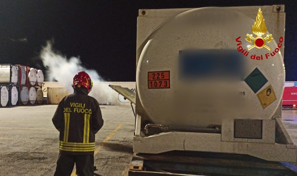 Perdita di ossigeno liquido al Porto di Trieste<h2 class='anw-subtitle'>Intervento notturno dei Vigili del fuoco al Punto Franco Nuovo: messa in sicurezza conclusa in tarda serata</h2>