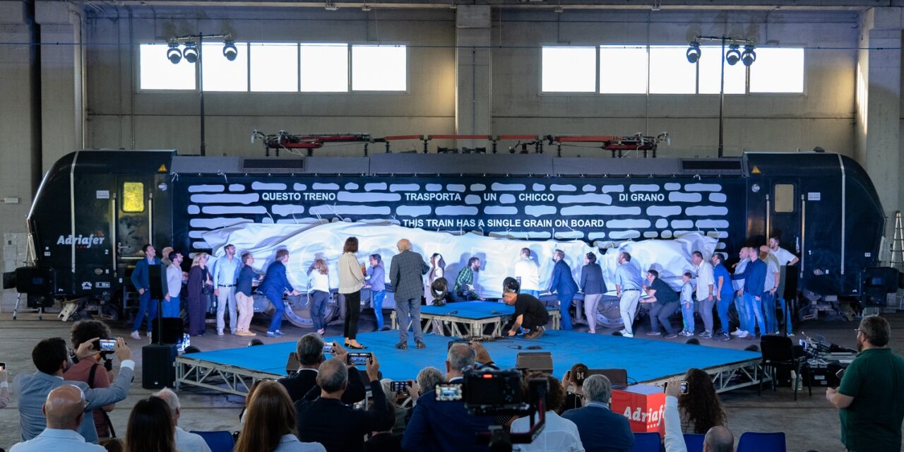 Isgrò porta l’arte sui binari di Gorizia<h2 class='anw-subtitle'>Una locomotiva Adriafer diventa installazione itinerante con le celebri cancellature dell’artista</h2>