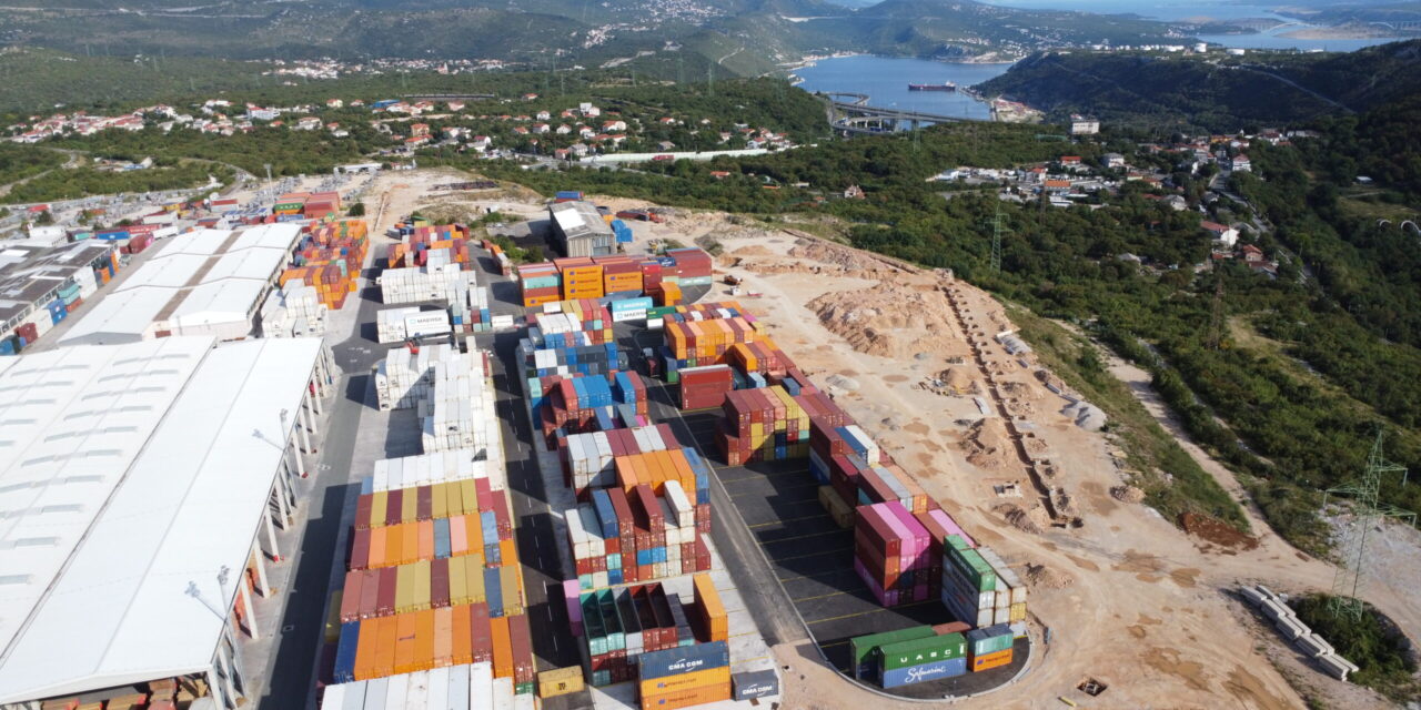 Porto di Fiume, quasi pronto il deposito di Škrljevo<h2 class='anw-subtitle'>La nuova struttura servirà ad accogliere l'aumento del traffico container, anche in vista di Rijeka Gateway</h2>