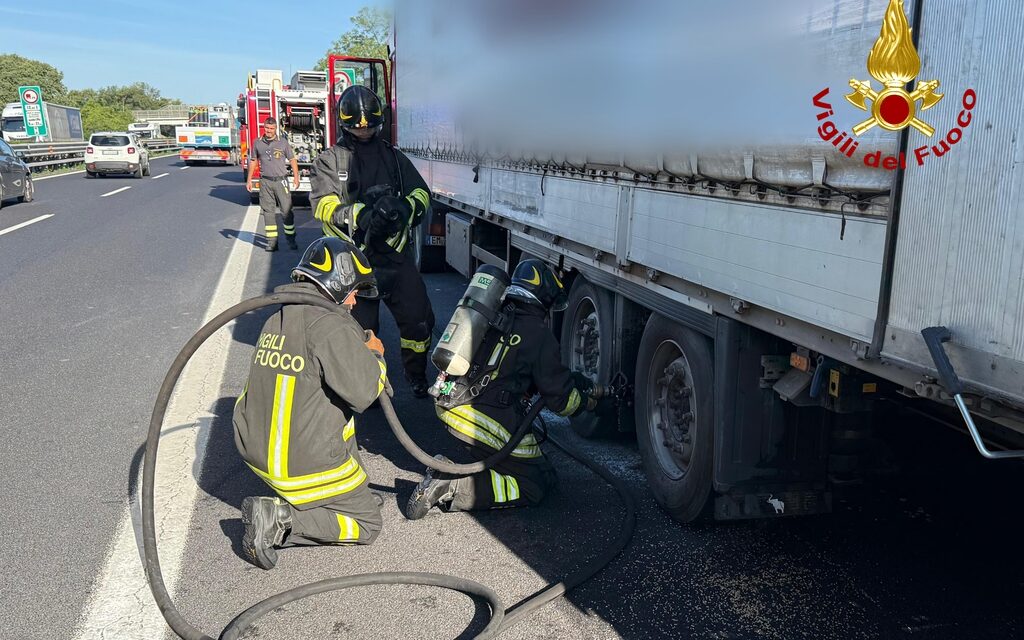 Incendio sfiorato per un Tir in A4<h2 class='anw-subtitle'>Intervento dei Vigili del fuoco poco dopo il casello di Redipuglia</h2>