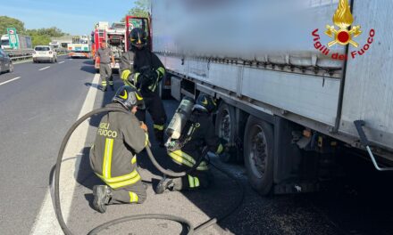 Incendio sfiorato per un Tir in A4<h2 class='anw-subtitle'>Intervento dei Vigili del fuoco poco dopo il casello di Redipuglia</h2>