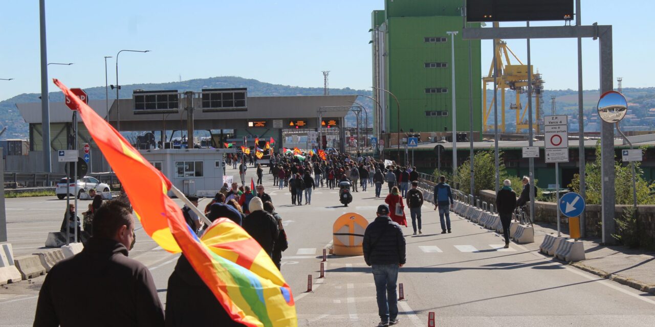 Manifestazione pro Pal, blocchi ai Varchi del porto di Trieste<h2 class='anw-subtitle'>In 500 al presidio organizzato dall'USB, che hanno poi sfilato in corteo verso il centro città</h2>