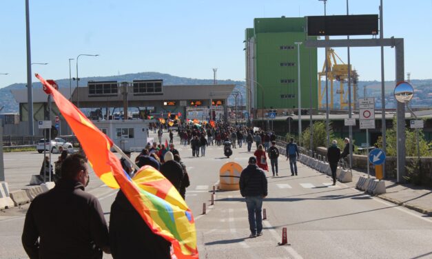 Pro Pal demonstration: blockades at the Port of Trieste gates<h2 class='anw-subtitle'>500 people attended the rally organized by USB, later marching in a demonstration through the city center.</h2>