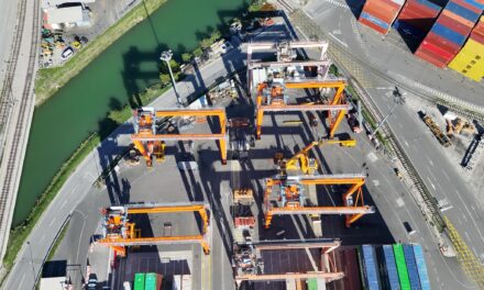 Cala la congestione al porto di Capodistria: più spazio per i container<h2 class='anw-subtitle'>Luka Koper introduce quattro nuove gru RTG elettriche. In corso di completamento un'are di stoccaggio per contenitori e project cargo</h2>