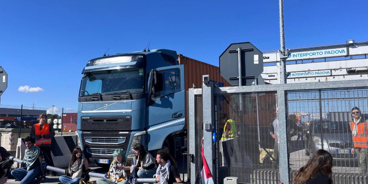 Blitz di Extinction Rebellion all’Interporto di Padova<h2 class='anw-subtitle'>Attivisti incatenati ai cancelli contro i rapporti commerciali con Israele, momenti di tensione con un camion</h2>