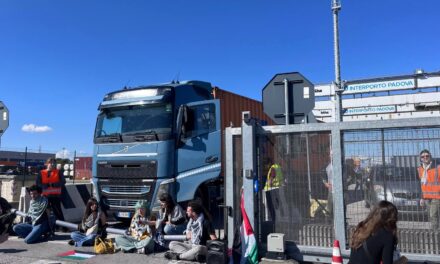 Blitz di Extinction Rebellion all’Interporto di Padova<h2 class='anw-subtitle'>Attivisti incatenati ai cancelli contro i rapporti commerciali con Israele, momenti di tensione con un camion</h2>