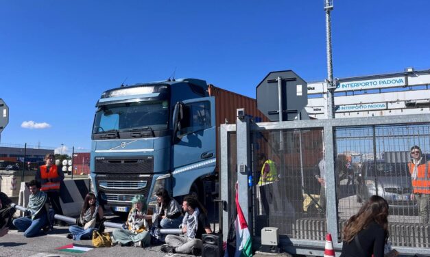 Extinction Rebellion protest at Interporto Padova<h2 class='anw-subtitle'>Activists chained themselves to the gates to protest commercial ties with Israel; tense moments as a truck approaches the blockade</h2>