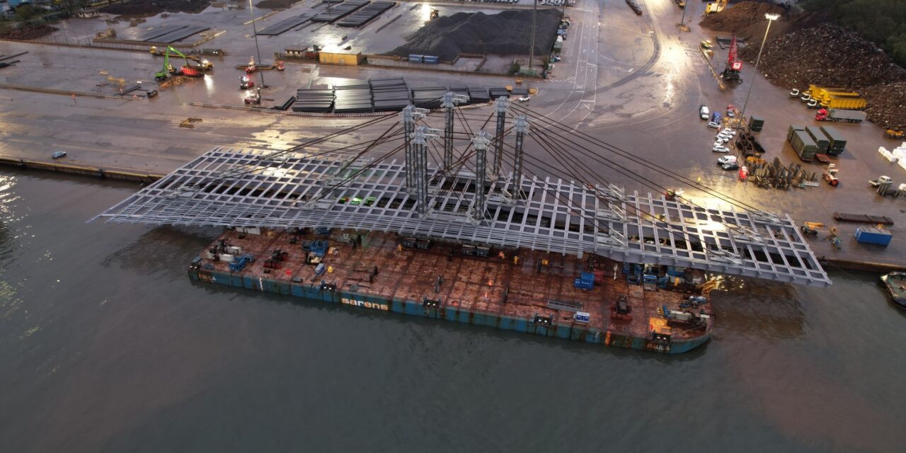Porto di Monfalcone, project cargo Cimolai per la Francia<h2 class='anw-subtitle'>Caricato su chiatta da Midsea il ponte Anne de Bretagne destinato a Nantes</h2>