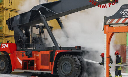 Incendio al terminal container del Molo VII nel porto di Trieste<h2 class='anw-subtitle'>A fuoco un reach stacker, nessun ferito ma un'alta colonna di fumo era visibile da tutta la città</h2>