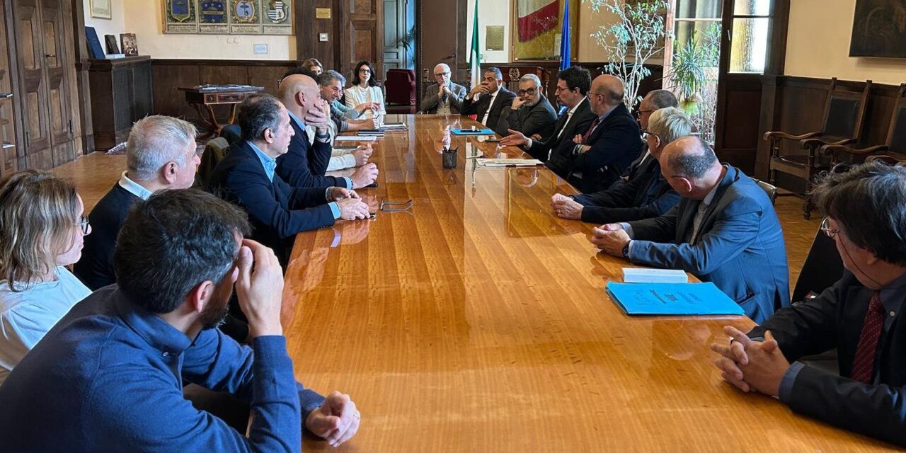 Porto di Ravenna, rinnovato Protocollo per sicurezza lavoro<h2 class='anw-subtitle'>Firmata in Prefettura l’intesa che aggiorna progetto del 2008: coinvolti enti pubblici, imprese e sindacati</h2>